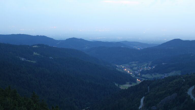 Dieses Bild zeigt eine Webcam-Aufnahme vom Achertal, aufgenommen am Mittwoch, den 02.07.2025 um 22:10 Uhr. Die Temperatur betrug 25.6°C.