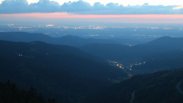 Dieses Bild zeigt eine Webcam-Aufnahme vom Achertal, aufgenommen am Freitag, den 08.05.2026 um 21:40 Uhr. Die Temperatur betrug 9.2°C.