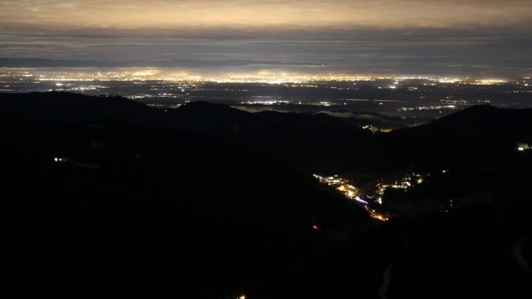 Dieses Bild zeigt eine Webcam-Aufnahme vom Achertal, aufgenommen am Sonntag, den 30.11.2025 um 00:00 Uhr. Die Temperatur betrug 7.9°C.