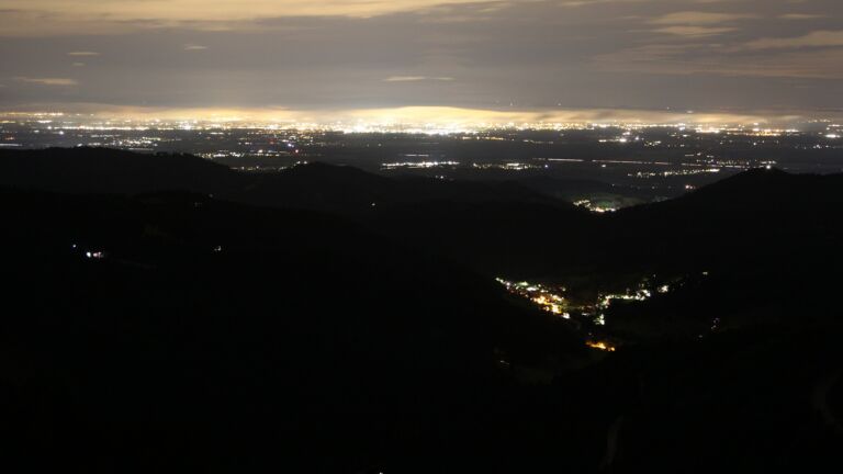 Dieses Bild zeigt eine Webcam-Aufnahme vom Achertal, aufgenommen am Donnerstag, den 04.09.2025 um 21:40 Uhr. Die Temperatur betrug 11.1°C.