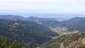 Dieses Bild zeigt eine Webcam-Aufnahme vom Achertal, aufgenommen am Freitag, den 31.10.2025 um 12:00 Uhr. Die Temperatur betrug 10.5°C.