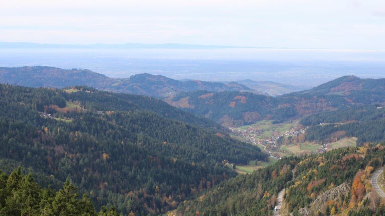 Dieses Bild zeigt eine Webcam-Aufnahme vom Achertal, aufgenommen am Freitag, den 31.10.2025 um 12:00 Uhr. Die Temperatur betrug 10.5°C.