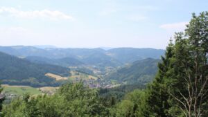 Dieses Bild zeigt eine Webcam-Aufnahme vom Achertal, aufgenommen am Freitag, den 26.06.2026 um 13:20 Uhr. Die Temperatur betrug 33.4°C.