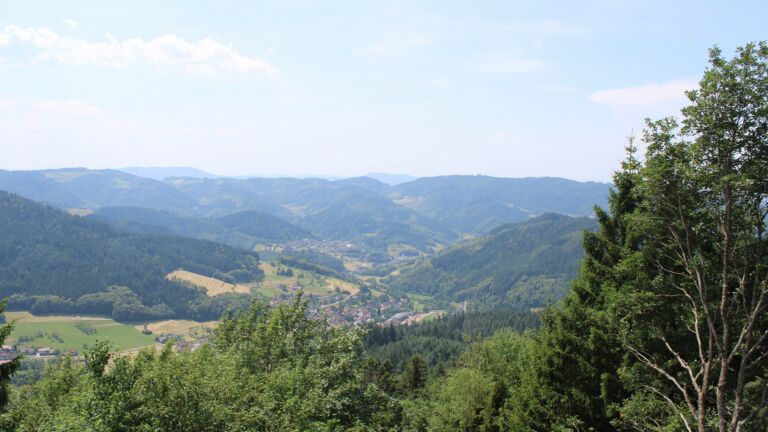 Dieses Bild zeigt eine Webcam-Aufnahme vom Achertal, aufgenommen am Freitag, den 26.06.2026 um 13:20 Uhr. Die Temperatur betrug 33.4°C.