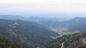 Dieses Bild zeigt eine Webcam-Aufnahme vom Achertal, aufgenommen am Samstag, den 18.04.2026 um 16:50 Uhr. Die Temperatur betrug 14.7°C.