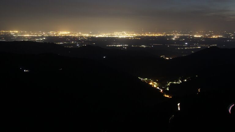Dieses Bild zeigt eine Webcam-Aufnahme vom Achertal, aufgenommen am Freitag, den 18.07.2025 um 23:10 Uhr. Die Temperatur betrug 16.6°C.