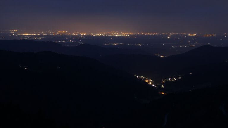 Dieses Bild zeigt eine Webcam-Aufnahme vom Achertal, aufgenommen am Samstag, den 24.05.2025 um 22:10 Uhr. Die Temperatur betrug 5.4°C.