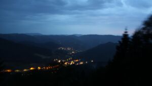 Dieses Bild zeigt eine Webcam-Aufnahme vom Achertal, aufgenommen am Freitag, den 19.06.2026 um 22:10 Uhr. Die Temperatur betrug 17.1°C.