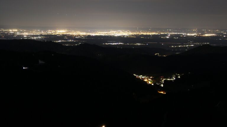 Dieses Bild zeigt eine Webcam-Aufnahme vom Achertal, aufgenommen am Sonntag, den 05.04.2026 um 00:00 Uhr. Die Temperatur betrug 8.9°C.