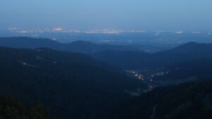 Dieses Bild zeigt eine Webcam-Aufnahme vom Achertal, aufgenommen am Montag, den 19.05.2025 um 04:50 Uhr. Die Temperatur betrug 7°C.
