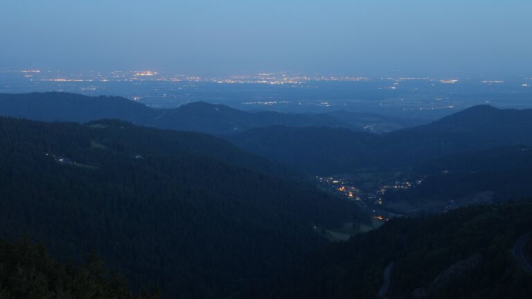 Dieses Bild zeigt eine Webcam-Aufnahme vom Achertal, aufgenommen am Montag, den 19.05.2025 um 04:50 Uhr. Die Temperatur betrug 7°C.