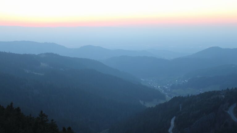 Dieses Bild zeigt eine Webcam-Aufnahme vom Achertal, aufgenommen am Mittwoch, den 04.03.2026 um 18:20 Uhr. Die Temperatur betrug 6.8°C.