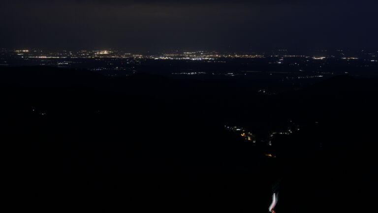 Dieses Bild zeigt eine Webcam-Aufnahme vom Achertal, aufgenommen am Dienstag, den 20.05.2025 um 04:30 Uhr. Die Temperatur betrug 10.6°C.