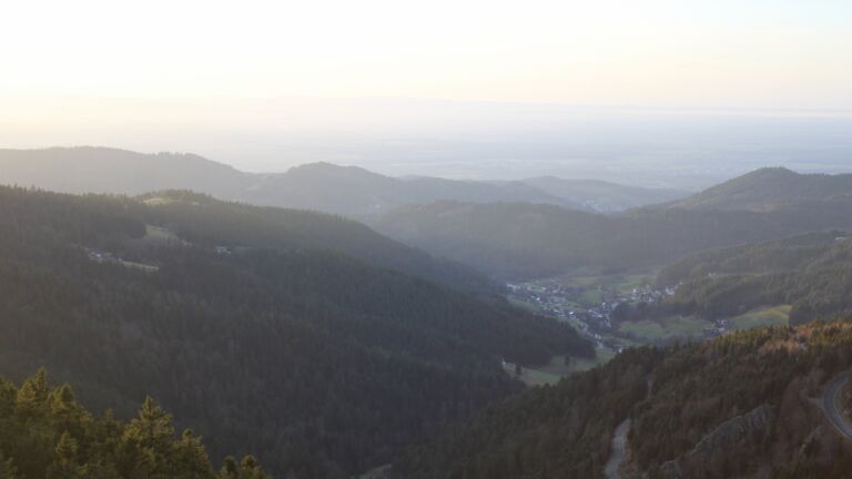 Dieses Bild zeigt eine Webcam-Aufnahme vom Achertal, aufgenommen am Donnerstag, den 18.12.2025 um 16:10 Uhr. Die Temperatur betrug 6.7°C.