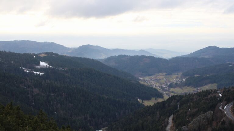 Dieses Bild zeigt eine Webcam-Aufnahme vom Achertal, aufgenommen am Sonntag, den 01.02.2026 um 15:50 Uhr. Die Temperatur betrug 4.6°C.