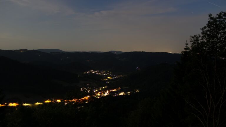 Dieses Bild zeigt eine Webcam-Aufnahme vom Achertal, aufgenommen am Freitag, den 29.05.2026 um 22:40 Uhr. Die Temperatur betrug 22.1°C.
