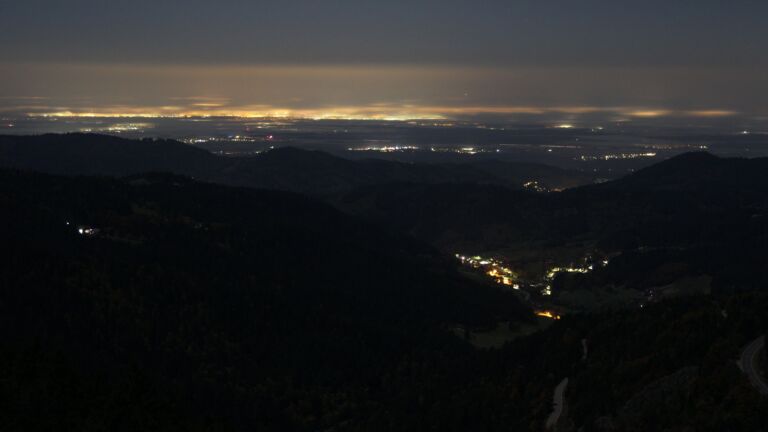 Dieses Bild zeigt eine Webcam-Aufnahme vom Achertal, aufgenommen am Sonntag, den 12.10.2025 um 05:00 Uhr. Die Temperatur betrug 5.9°C.