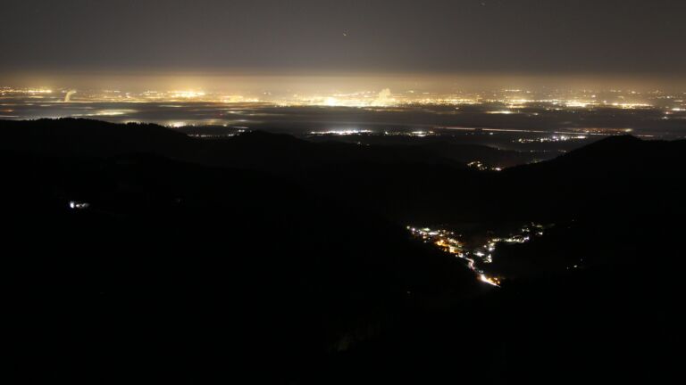 Dieses Bild zeigt eine Webcam-Aufnahme vom Achertal, aufgenommen am Dienstag, den 18.11.2025 um 05:50 Uhr. Die Temperatur betrug -3.5°C.