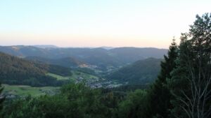 Dieses Bild zeigt eine Webcam-Aufnahme vom Achertal, aufgenommen am Samstag, den 11.07.2026 um 21:10 Uhr. Die Temperatur betrug 25.1°C.