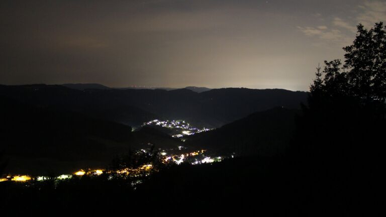 Dieses Bild zeigt eine Webcam-Aufnahme vom Achertal, aufgenommen am Donnerstag, den 16.07.2026 um 01:30 Uhr. Die Temperatur betrug 19.4°C.
