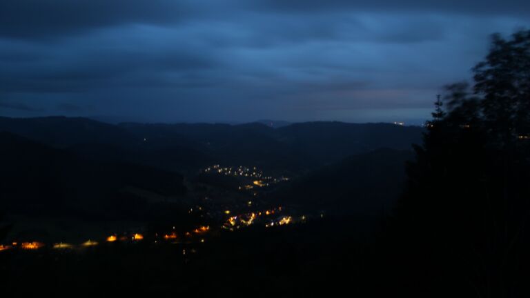 Dieses Bild zeigt eine Webcam-Aufnahme vom Achertal, aufgenommen am Donnerstag, den 11.06.2026 um 04:30 Uhr. Die Temperatur betrug 7.6°C.