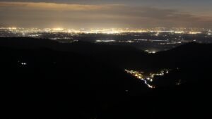 Dieses Bild zeigt eine Webcam-Aufnahme vom Achertal, aufgenommen am Donnerstag, den 16.04.2026 um 21:50 Uhr. Die Temperatur betrug 11°C.