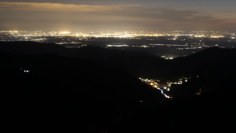 Dieses Bild zeigt eine Webcam-Aufnahme vom Achertal, aufgenommen am Donnerstag, den 16.04.2026 um 21:50 Uhr. Die Temperatur betrug 11°C.