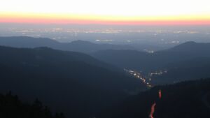 Dieses Bild zeigt eine Webcam-Aufnahme vom Achertal, aufgenommen am Mittwoch, den 04.03.2026 um 19:00 Uhr. Die Temperatur betrug 6.5°C.