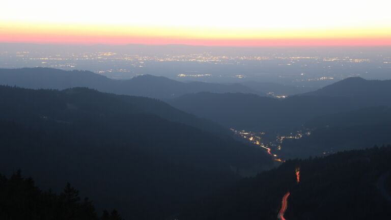 Dieses Bild zeigt eine Webcam-Aufnahme vom Achertal, aufgenommen am Mittwoch, den 04.03.2026 um 19:00 Uhr. Die Temperatur betrug 6.5°C.