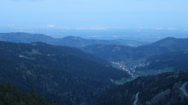 Dieses Bild zeigt eine Webcam-Aufnahme vom Achertal, aufgenommen am Samstag, den 18.04.2026 um 06:00 Uhr. Die Temperatur betrug 12.1°C.