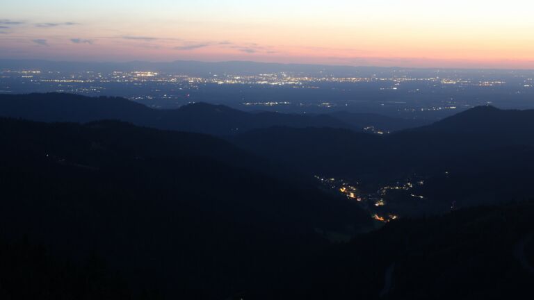 Dieses Bild zeigt eine Webcam-Aufnahme vom Achertal, aufgenommen am Montag, den 18.08.2025 um 21:30 Uhr. Die Temperatur betrug 16.7°C.