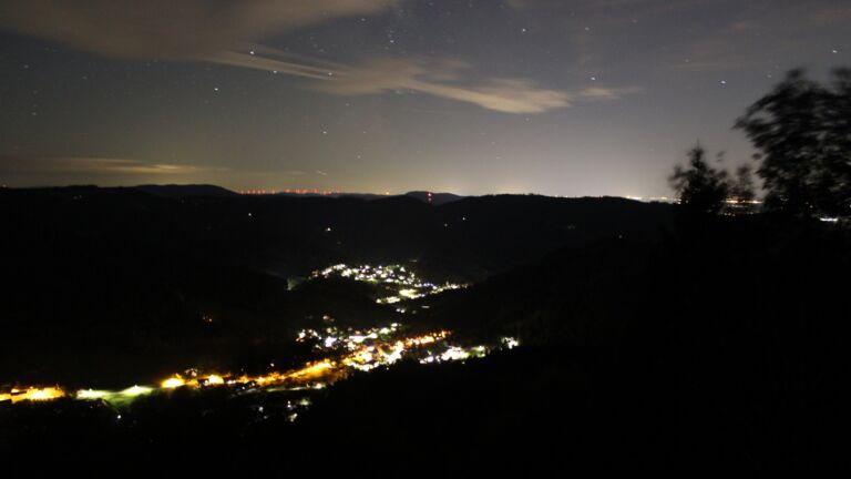 Dieses Bild zeigt eine Webcam-Aufnahme vom Achertal, aufgenommen am Freitag, den 04.09.2026 um 23:30 Uhr. Die Temperatur betrug 21.8°C.