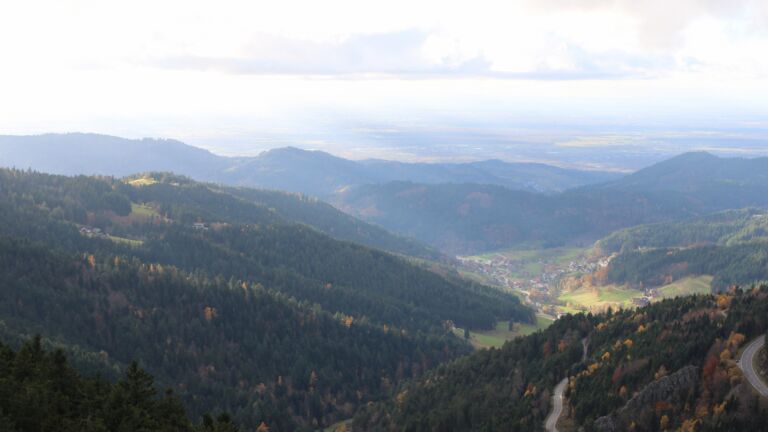 Dieses Bild zeigt eine Webcam-Aufnahme vom Achertal, aufgenommen am Montag, den 03.11.2025 um 15:10 Uhr. Die Temperatur betrug 5.6°C.