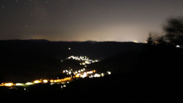 Dieses Bild zeigt eine Webcam-Aufnahme vom Achertal, aufgenommen am Mittwoch, den 12.08.2026 um 00:00 Uhr. Die Temperatur betrug 21.4°C.