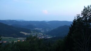 Dieses Bild zeigt eine Webcam-Aufnahme vom Achertal, aufgenommen am Samstag, den 27.06.2026 um 22:10 Uhr. Die Temperatur betrug 31.2°C.