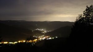 Dieses Bild zeigt eine Webcam-Aufnahme vom Achertal, aufgenommen am Donnerstag, den 11.06.2026 um 23:10 Uhr. Die Temperatur betrug 10.3°C.