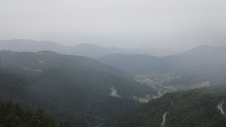Dieses Bild zeigt eine Webcam-Aufnahme vom Achertal, aufgenommen am Sonntag, den 25.05.2025 um 06:40 Uhr. Die Temperatur betrug 7°C.