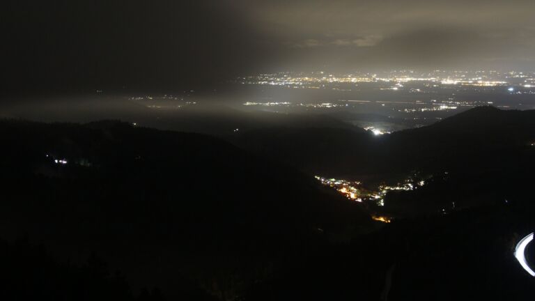 Dieses Bild zeigt eine Webcam-Aufnahme vom Achertal, aufgenommen am Dienstag, den 21.10.2025 um 20:30 Uhr. Die Temperatur betrug 8.4°C.
