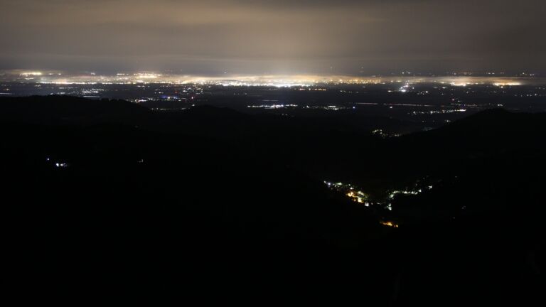 Dieses Bild zeigt eine Webcam-Aufnahme vom Achertal, aufgenommen am Samstag, den 02.08.2025 um 01:30 Uhr. Die Temperatur betrug 10.9°C.