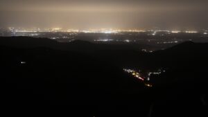 Dieses Bild zeigt eine Webcam-Aufnahme vom Achertal, aufgenommen am Samstag, den 15.11.2025 um 04:30 Uhr. Die Temperatur betrug 11.8°C.