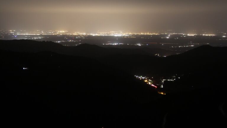 Dieses Bild zeigt eine Webcam-Aufnahme vom Achertal, aufgenommen am Samstag, den 15.11.2025 um 04:30 Uhr. Die Temperatur betrug 11.8°C.