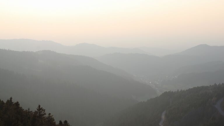 Dieses Bild zeigt eine Webcam-Aufnahme vom Achertal, aufgenommen am Sonntag, den 22.03.2026 um 18:00 Uhr. Die Temperatur betrug 6.1°C.