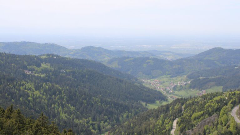 Dieses Bild zeigt eine Webcam-Aufnahme vom Achertal, aufgenommen am Dienstag, den 28.04.2026 um 14:00 Uhr. Die Temperatur betrug 14.9°C.