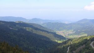 Dieses Bild zeigt eine Webcam-Aufnahme vom Achertal, aufgenommen am Freitag, den 08.05.2026 um 12:00 Uhr. Die Temperatur betrug 12.8°C.