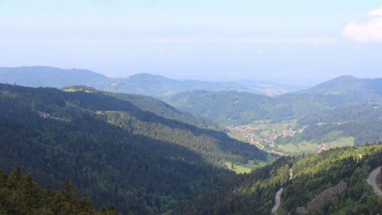 Dieses Bild zeigt eine Webcam-Aufnahme vom Achertal, aufgenommen am Freitag, den 08.05.2026 um 12:00 Uhr. Die Temperatur betrug 12.8°C.