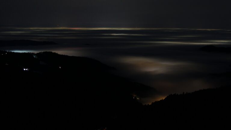 Dieses Bild zeigt eine Webcam-Aufnahme vom Achertal, aufgenommen am Montag, den 19.01.2026 um 19:30 Uhr. Die Temperatur betrug 5.9°C.