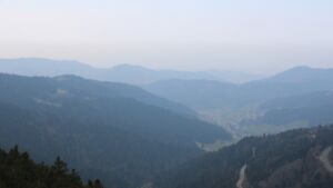 Dieses Bild zeigt eine Webcam-Aufnahme vom Achertal, aufgenommen am Montag, den 23.03.2026 um 12:50 Uhr. Die Temperatur betrug 7.6°C.