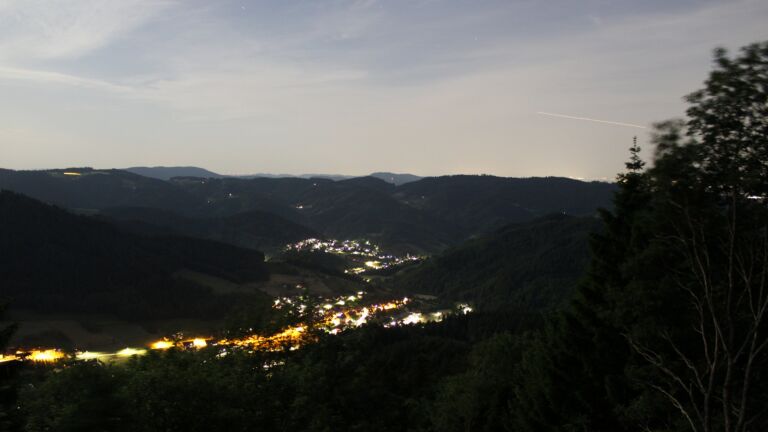 Dieses Bild zeigt eine Webcam-Aufnahme vom Achertal, aufgenommen am Freitag, den 29.05.2026 um 23:10 Uhr. Die Temperatur betrug 21.6°C.