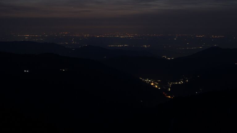 Dieses Bild zeigt eine Webcam-Aufnahme vom Achertal, aufgenommen am Sonntag, den 08.03.2026 um 19:20 Uhr. Die Temperatur betrug 9.2°C.