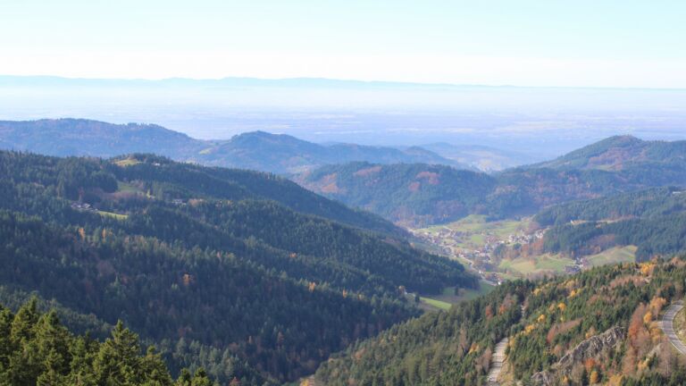 Dieses Bild zeigt eine Webcam-Aufnahme vom Achertal, aufgenommen am Mittwoch, den 05.11.2025 um 13:30 Uhr. Die Temperatur betrug 13.8°C.